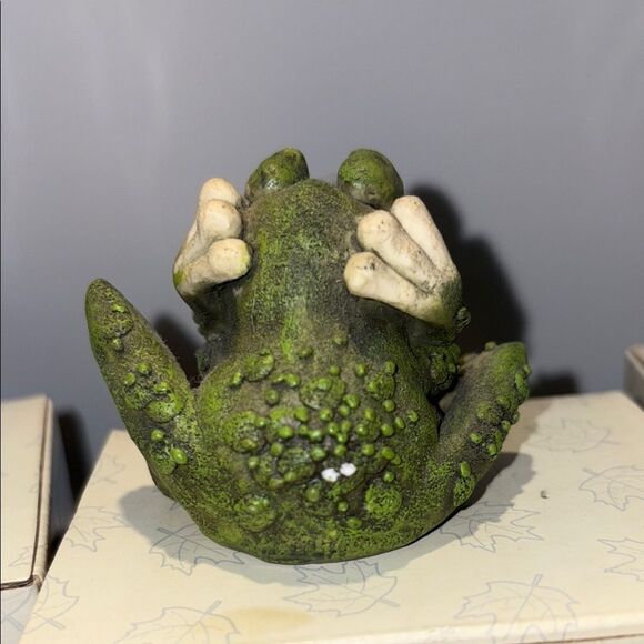 Charming Green Frog Ceramic Figurine Set - Picture 7 of 8